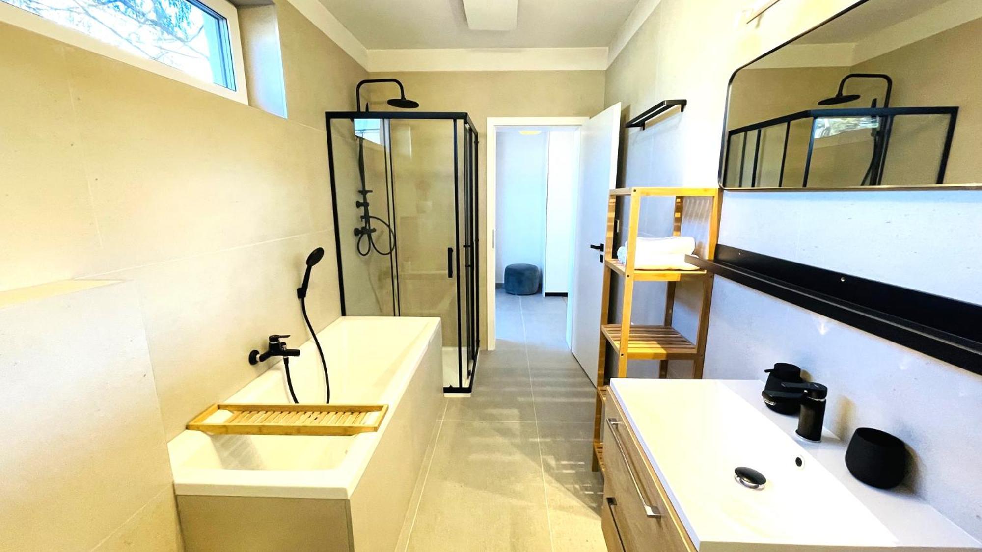 House Flow, 3 Room, Free 2 Parking Bratislava Buitenkant foto