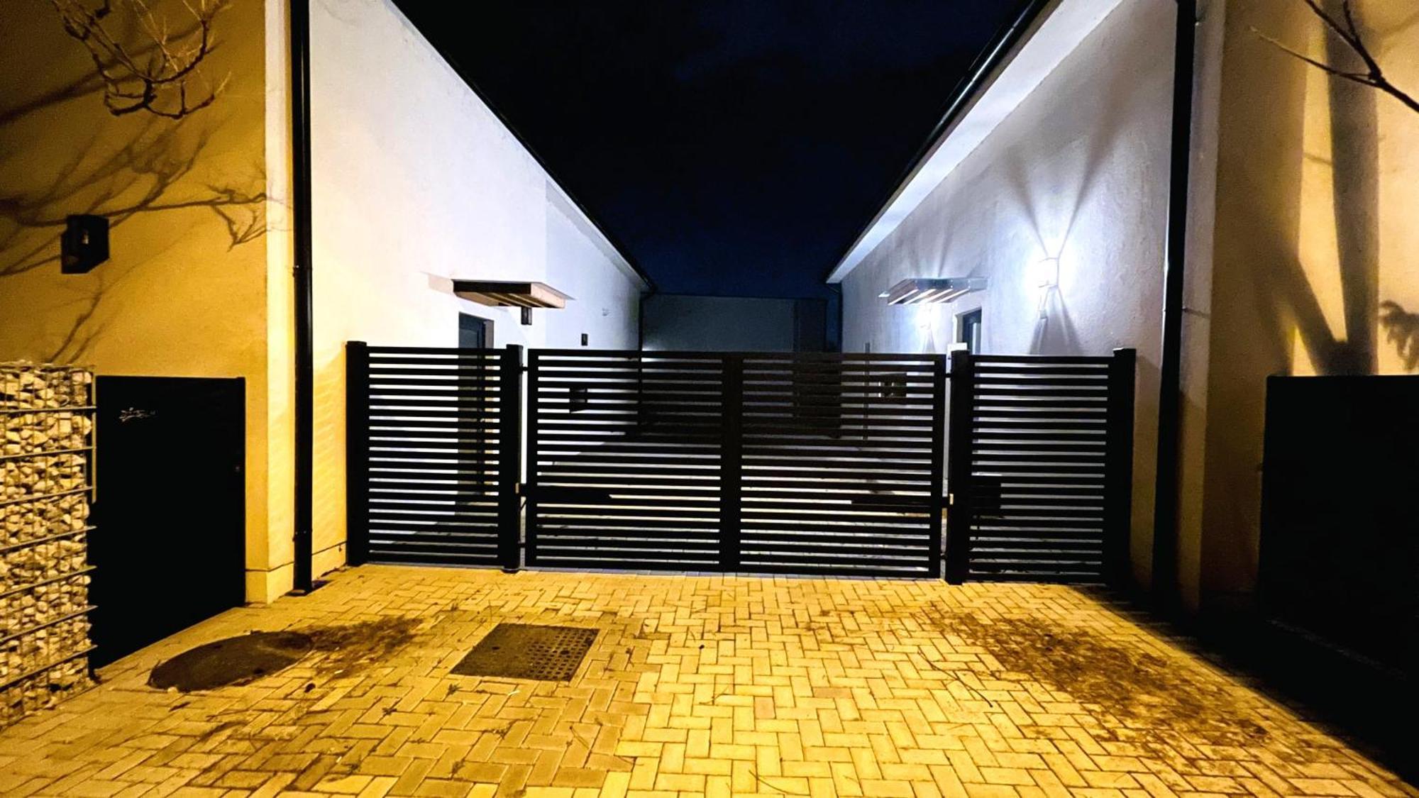 House Flow, 3 Room, Free 2 Parking Bratislava Buitenkant foto