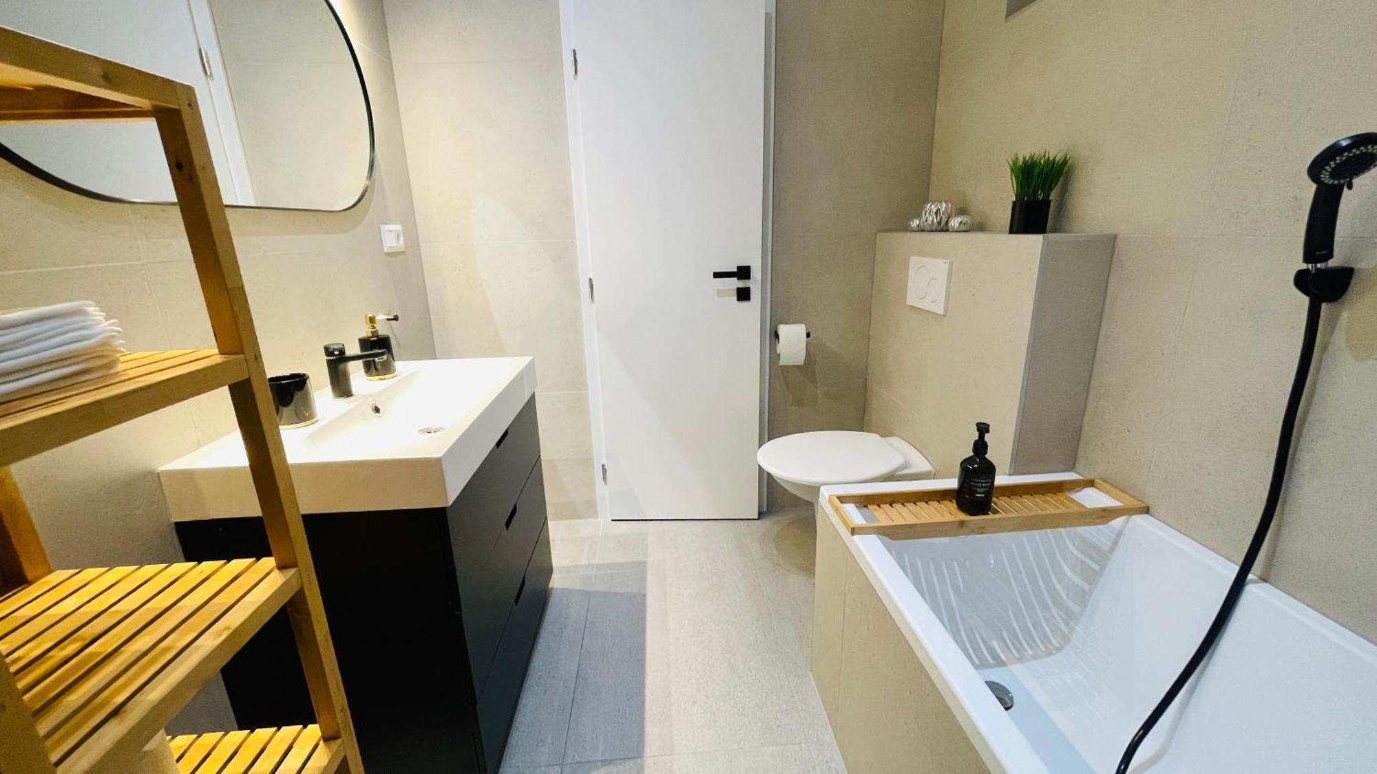 House Flow, 3 Room, Free 2 Parking Bratislava Buitenkant foto