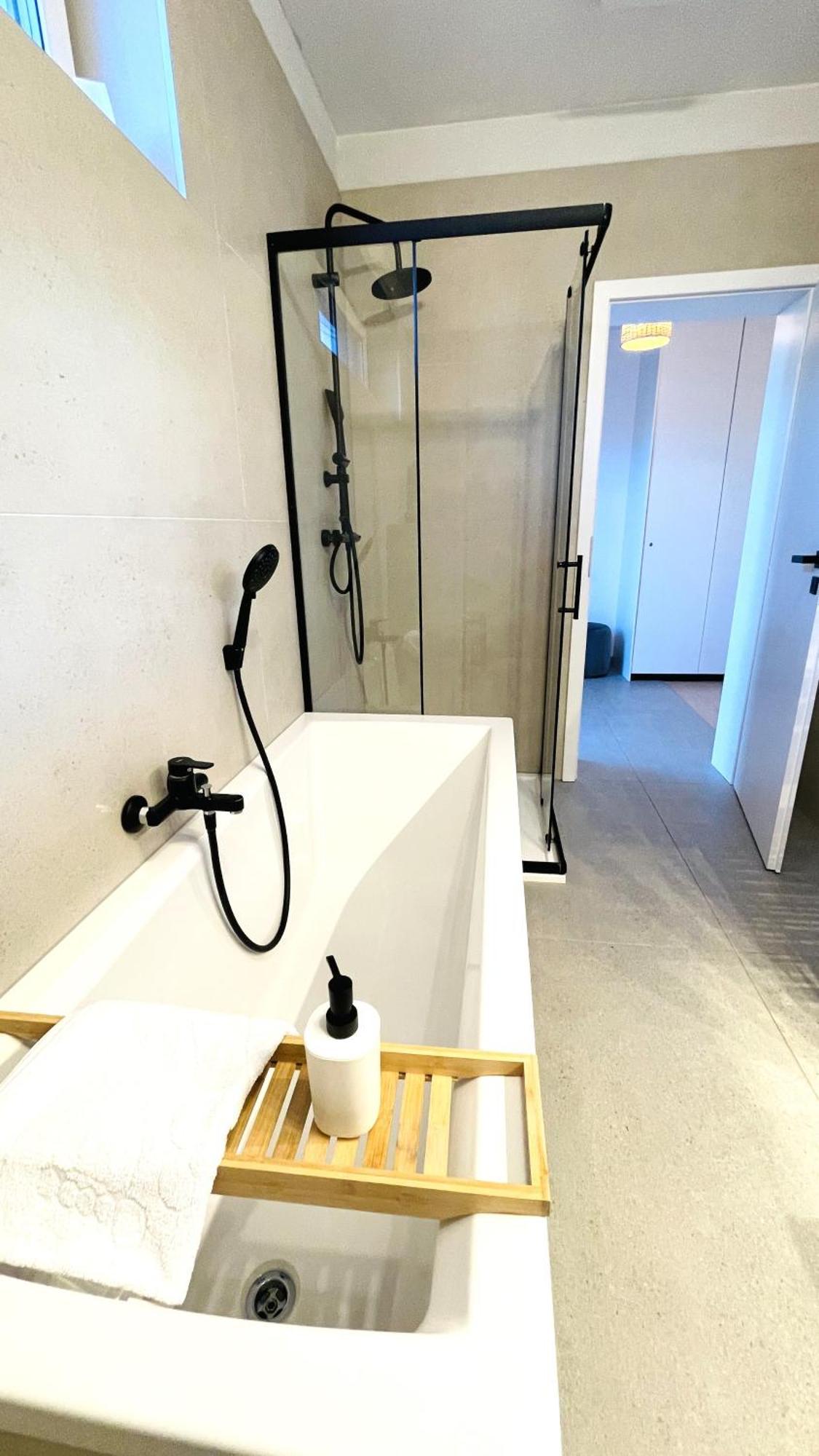 House Flow, 3 Room, Free 2 Parking Bratislava Buitenkant foto